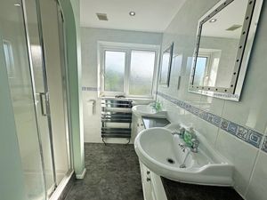 Ensuite- click for photo gallery
